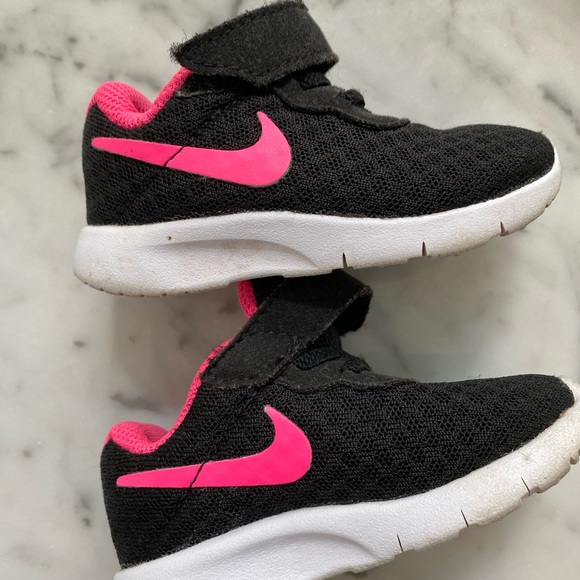 Baby/Toddler Nike Shoes black and hot pink - Picture 1 of 3